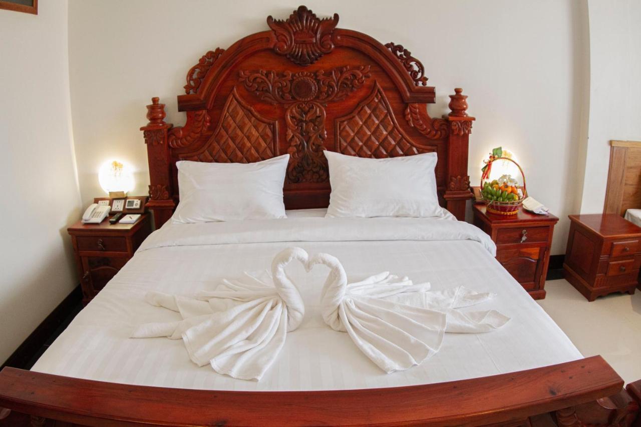 Kampong Thom Palace Hotel Exterior photo