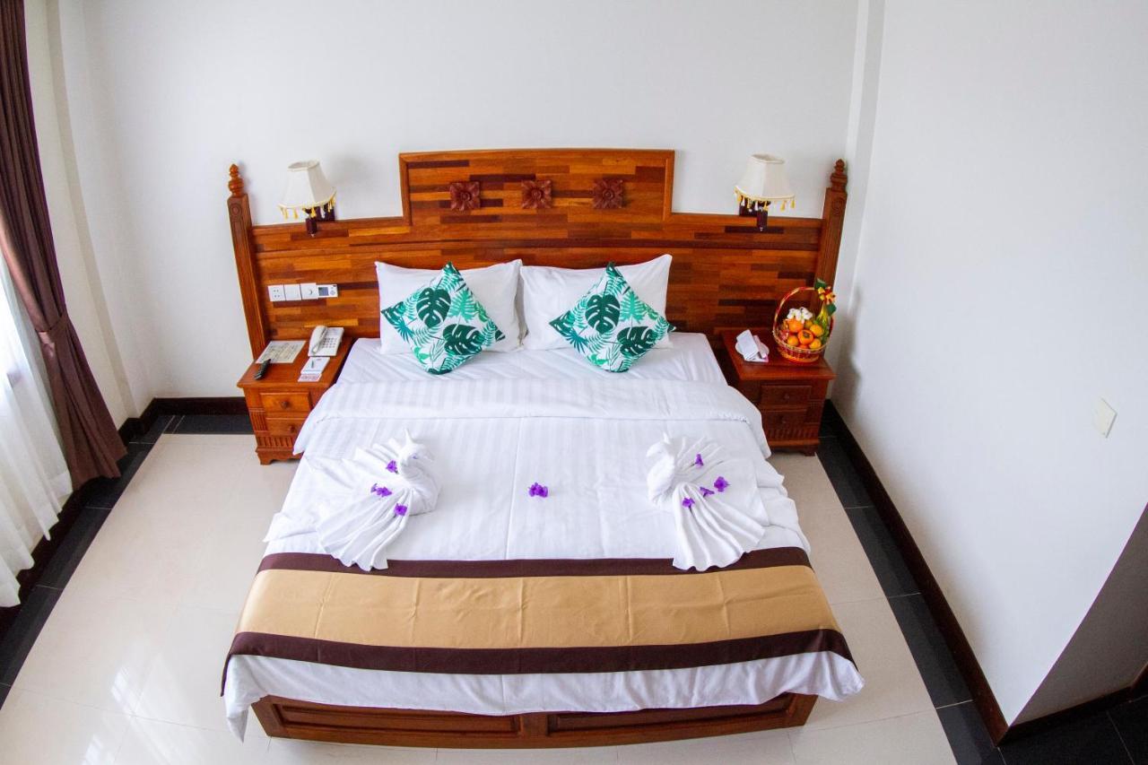 Kampong Thom Palace Hotel Exterior photo