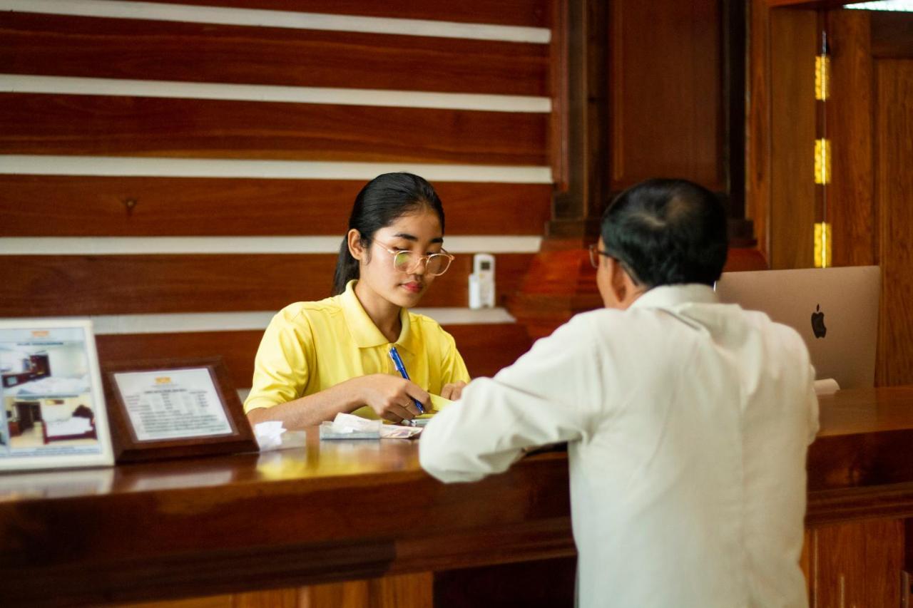 Kampong Thom Palace Hotel Exterior photo